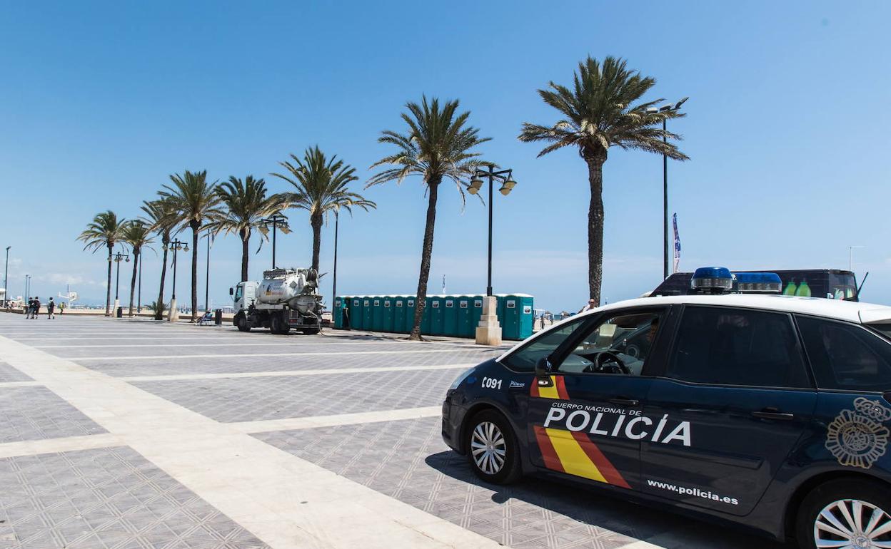 Una patrulla de la Policía Nacional vigila el paseo de la playa de San Juan. 