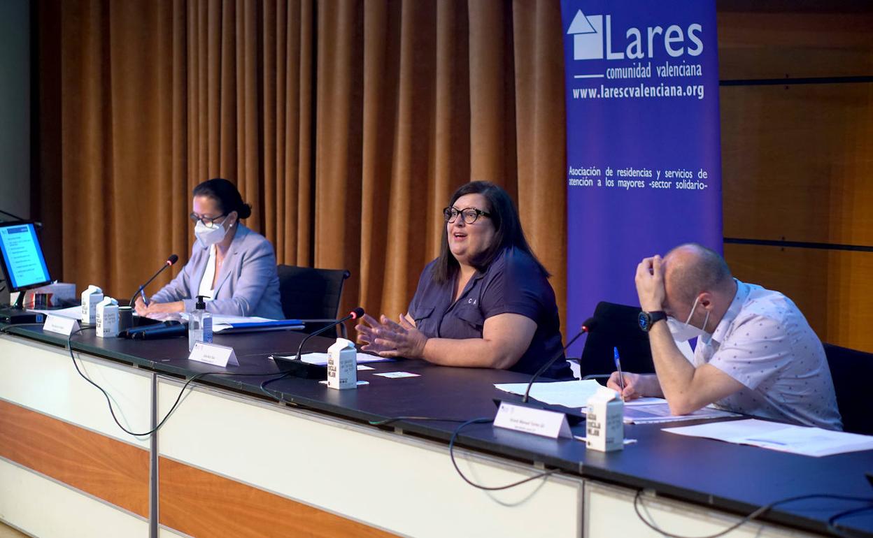 La presidenta de Lares CV, Julia Rico, durante la asamblea celebrada ayer en Valencia. 