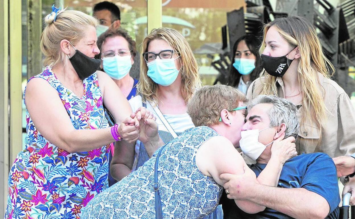 El padre y la hermana de Vanessa Ferrer reciben el cariño de familiares y amigos tras conocerse el veredicto, ayer, en la Ciudad de la Justicia. 