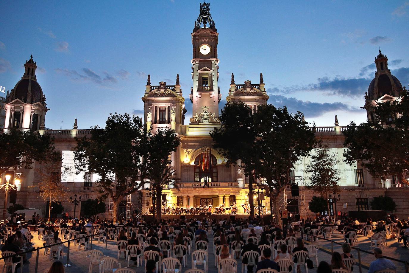 La plaza del Ayuntamiento acoge un acto de poesía, música y pólvora para recordar a los fallecidos por el coronavirus