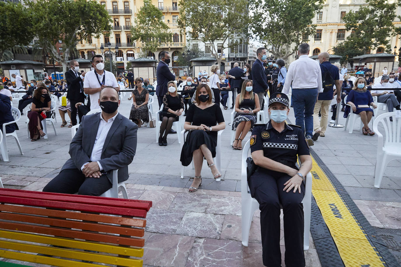 La plaza del Ayuntamiento acoge un acto de poesía, música y pólvora para recordar a los fallecidos por el coronavirus