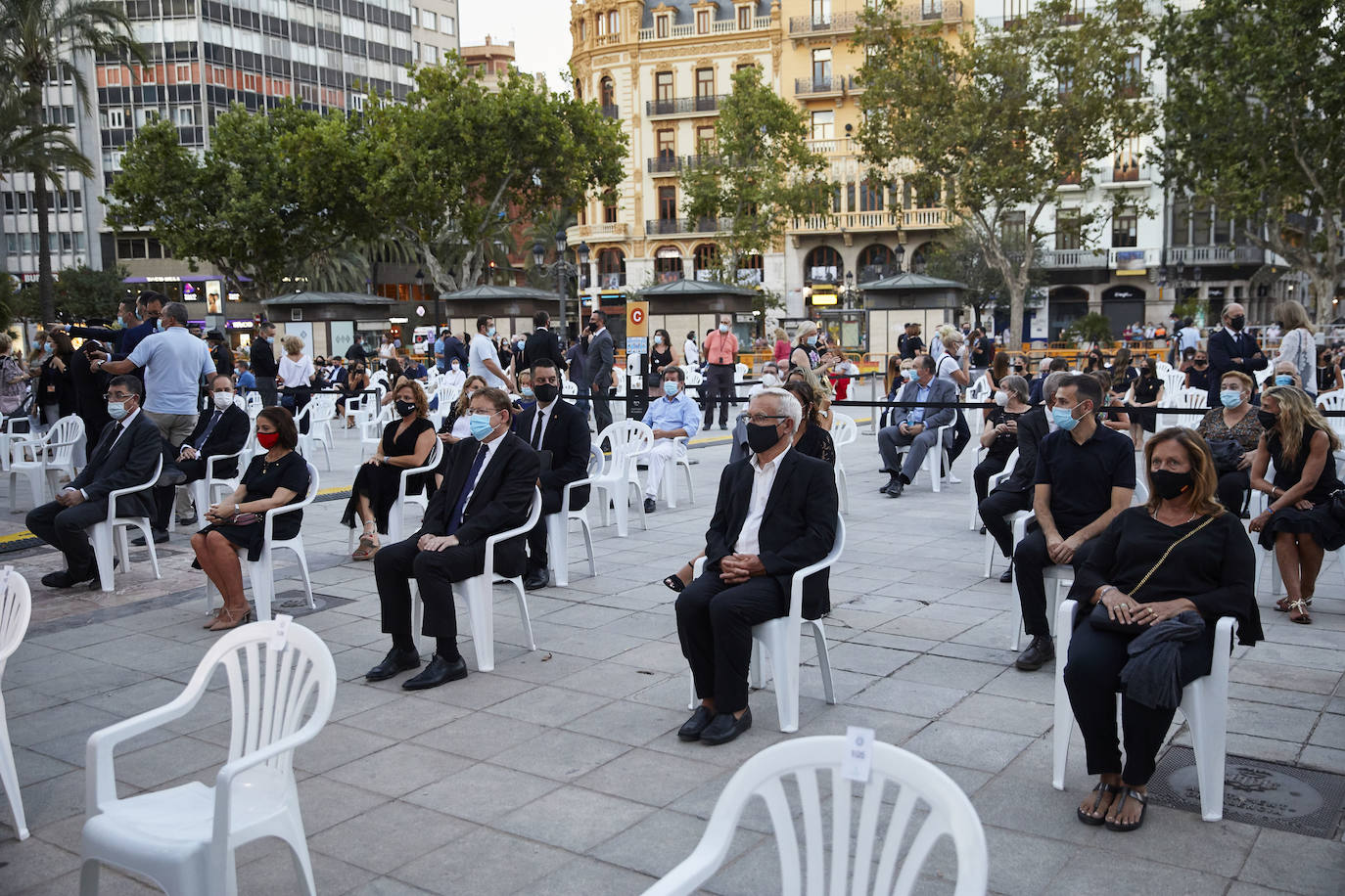 La plaza del Ayuntamiento acoge un acto de poesía, música y pólvora para recordar a los fallecidos por el coronavirus