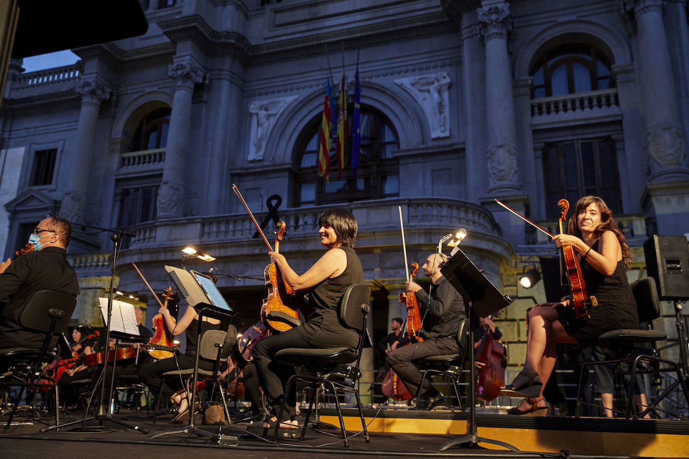 La plaza del Ayuntamiento acoge un acto de poesía, música y pólvora para recordar a los fallecidos por el coronavirus