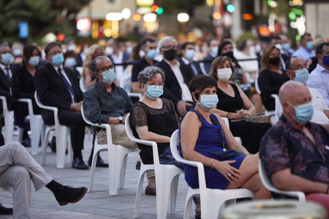 La plaza del Ayuntamiento acoge un acto de poesía, música y pólvora para recordar a los fallecidos por el coronavirus