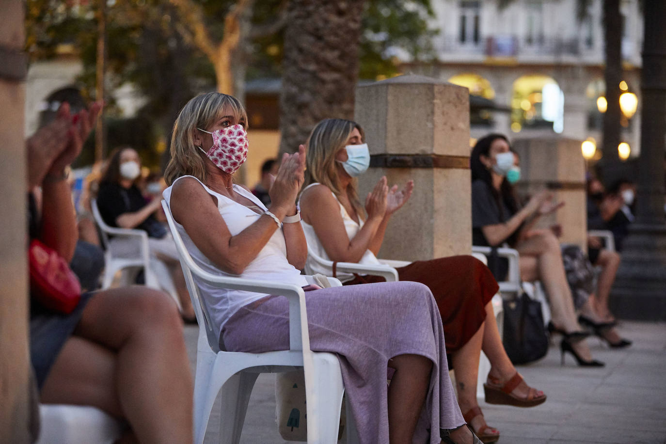 La plaza del Ayuntamiento acoge un acto de poesía, música y pólvora para recordar a los fallecidos por el coronavirus