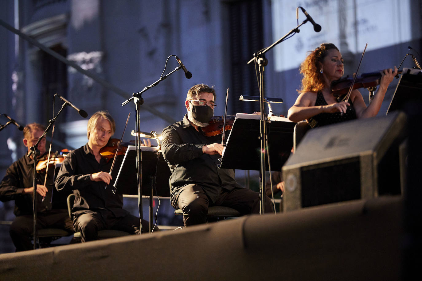 La plaza del Ayuntamiento acoge un acto de poesía, música y pólvora para recordar a los fallecidos por el coronavirus