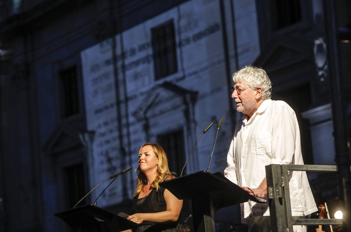 La plaza del Ayuntamiento acoge un acto de poesía, música y pólvora para recordar a los fallecidos por el coronavirus