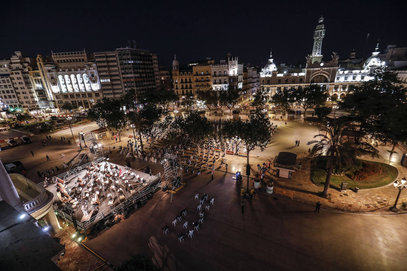 La plaza del Ayuntamiento acoge un acto de poesía, música y pólvora para recordar a los fallecidos por el coronavirus