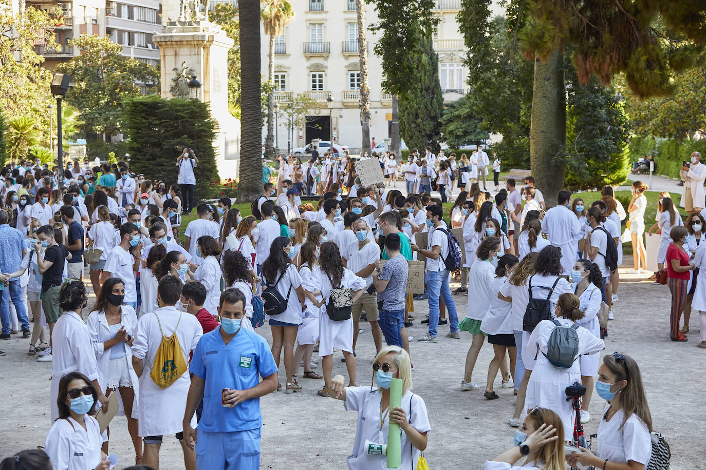 El colectivo pide una mejora de condiciones laborales en una marcha que ha terminado frente al Palau de la Generalitat.