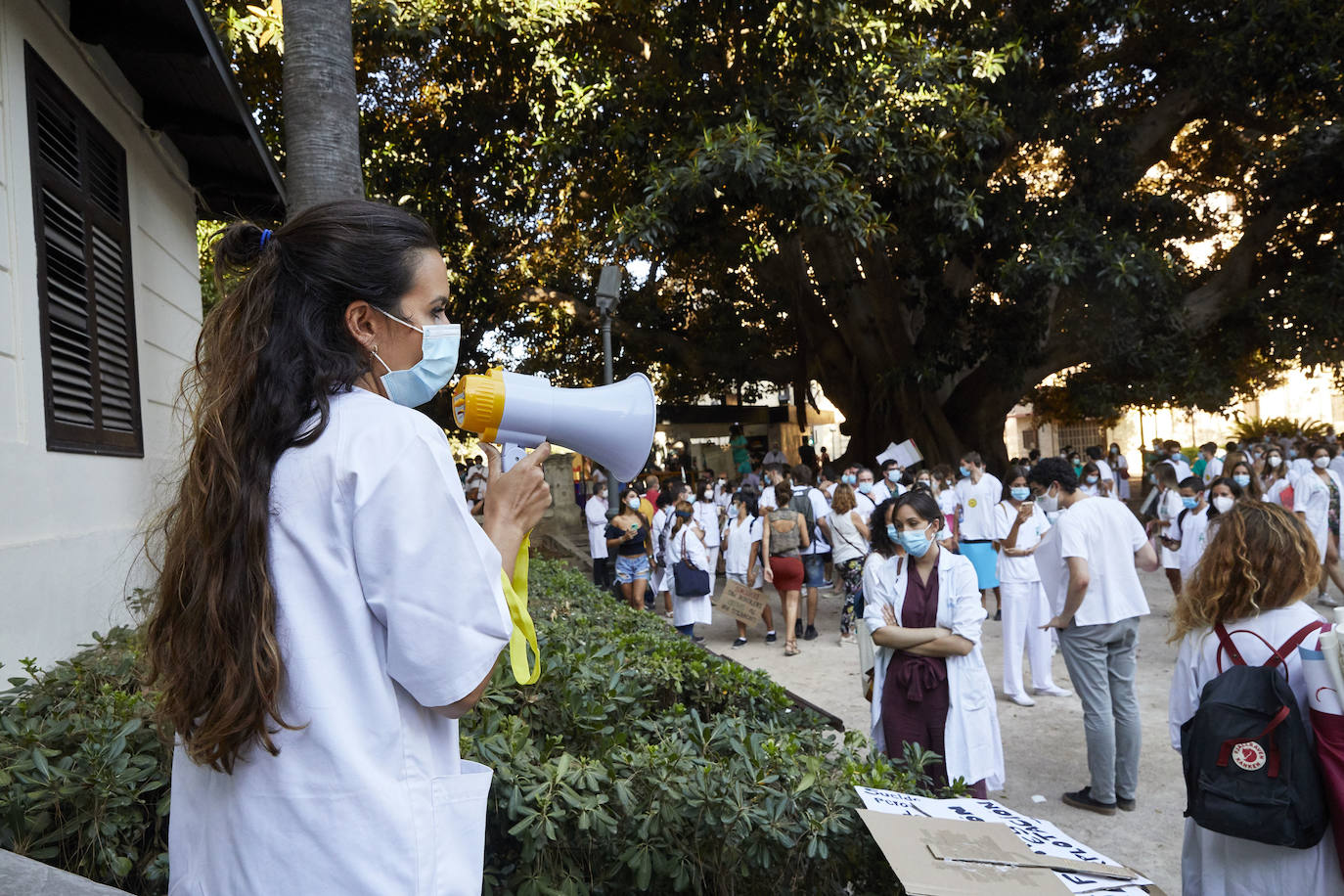 El colectivo pide una mejora de condiciones laborales en una marcha que ha terminado frente al Palau de la Generalitat.