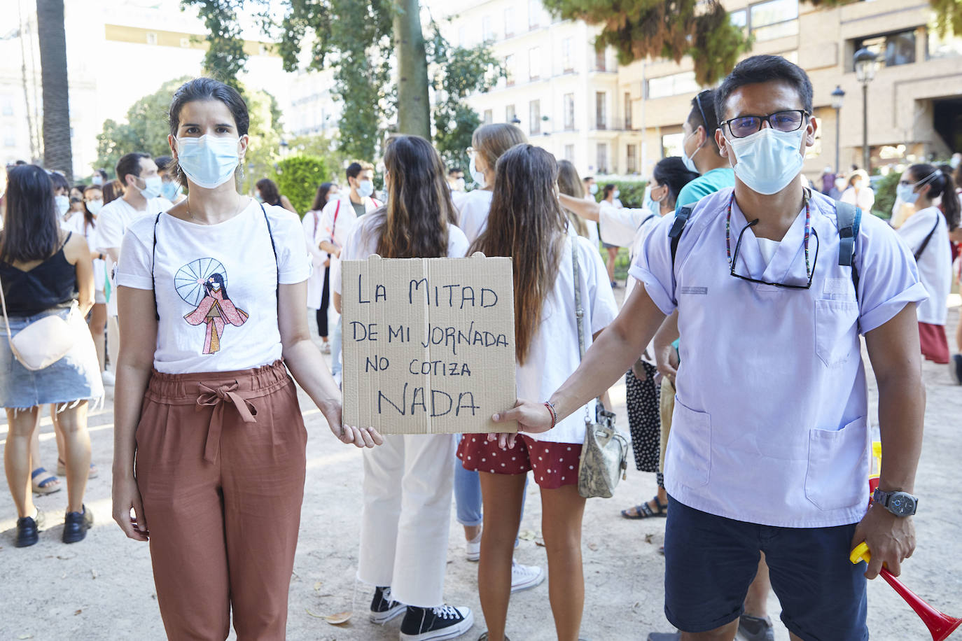 El colectivo pide una mejora de condiciones laborales en una marcha que ha terminado frente al Palau de la Generalitat.