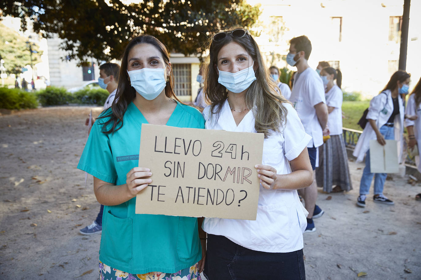 El colectivo pide una mejora de condiciones laborales en una marcha que ha terminado frente al Palau de la Generalitat.