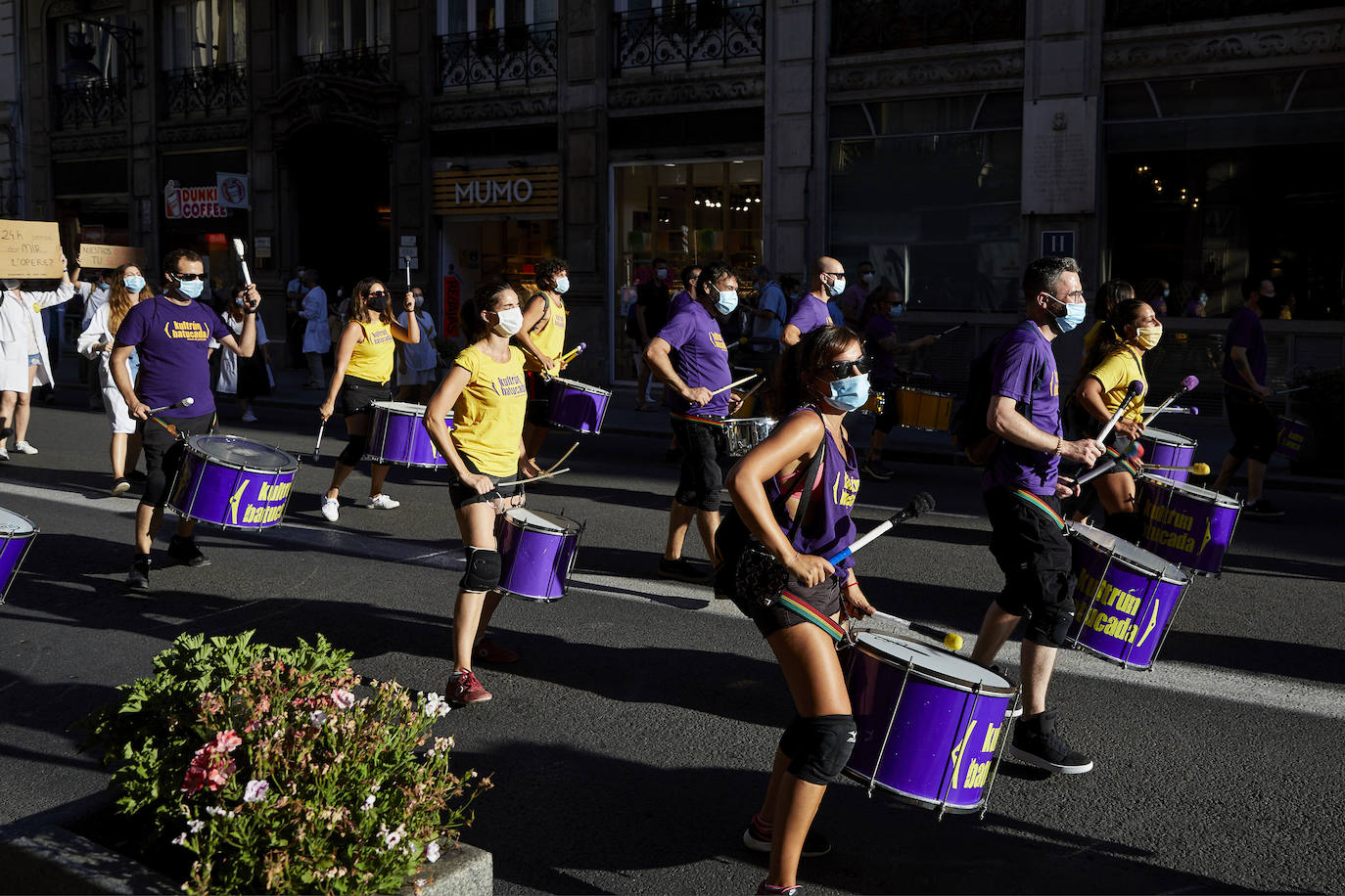 El colectivo pide una mejora de condiciones laborales en una marcha que ha terminado frente al Palau de la Generalitat.