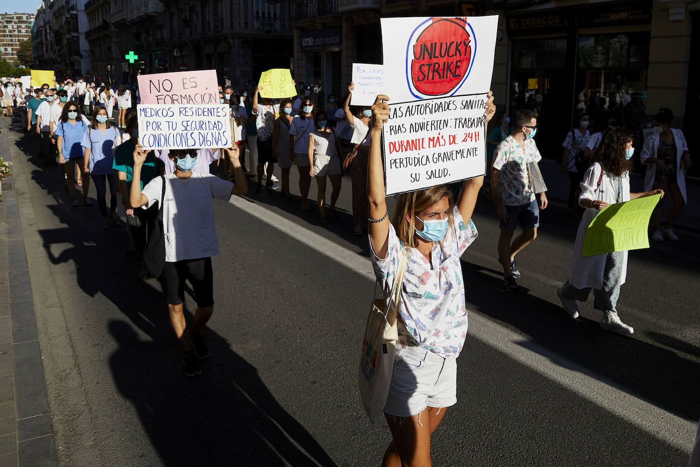 El colectivo pide una mejora de condiciones laborales en una marcha que ha terminado frente al Palau de la Generalitat.