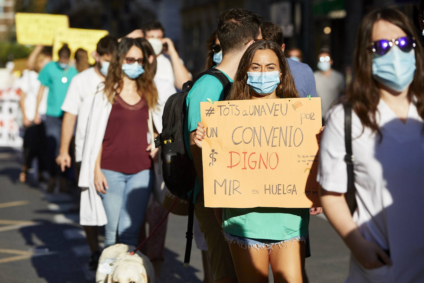 El colectivo pide una mejora de condiciones laborales en una marcha que ha terminado frente al Palau de la Generalitat.