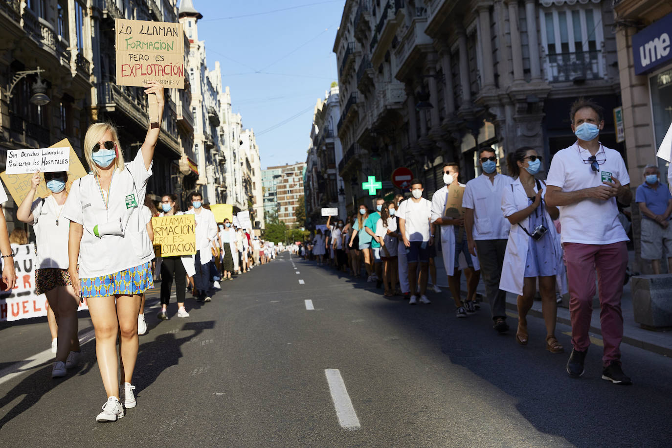 El colectivo pide una mejora de condiciones laborales en una marcha que ha terminado frente al Palau de la Generalitat.