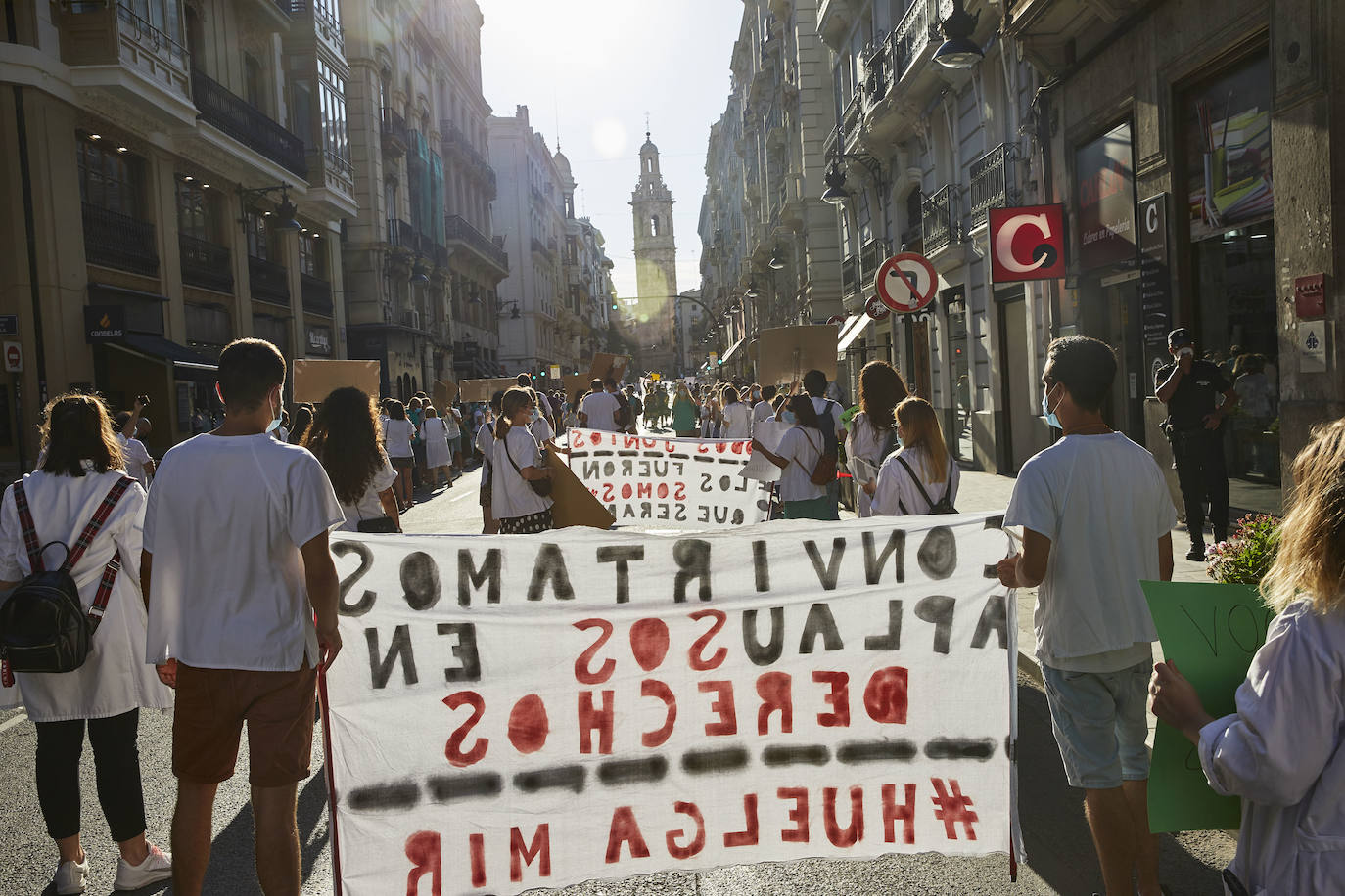 El colectivo pide una mejora de condiciones laborales en una marcha que ha terminado frente al Palau de la Generalitat.