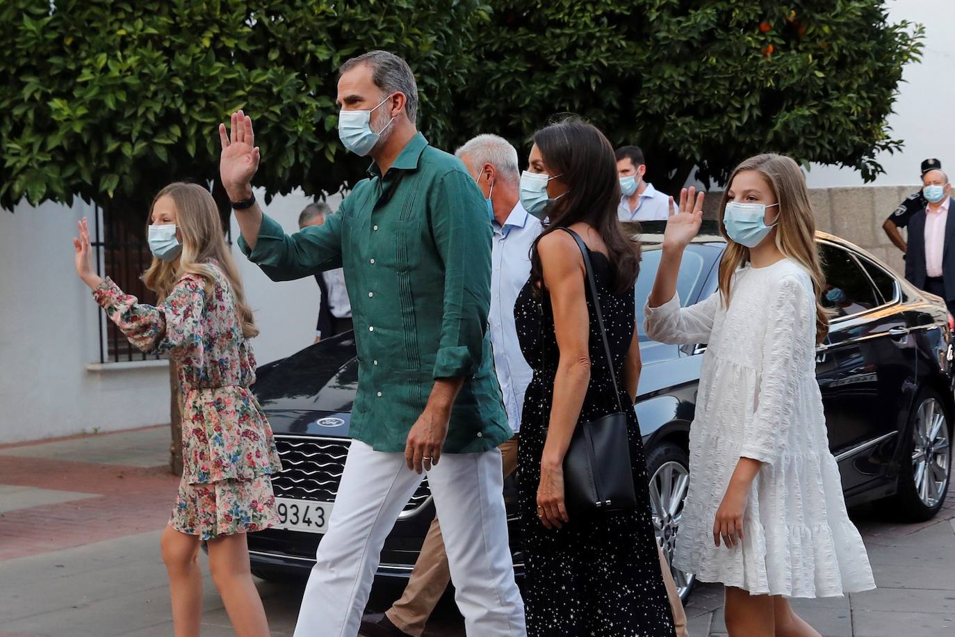 Los reyes y sus hijas han protagonizado este miércoles una visita a Mérida durante la que han asistido a la apertura del Festival de Teatro Clásico de esta ciudad y que ha servido para expresar su apoyo al turismo cultural y el teatro ante las dificultades que atraviesan por la pandemia de coronavirus. Esta visita forma parte de la gira autonómica que están realizando Felipe VI y doña Letizia tras levantarse el estado de alarma para mostrar su respaldo a instituciones y colectivos ante la situación a la que han tenido que hacer frente por la COVID-19.