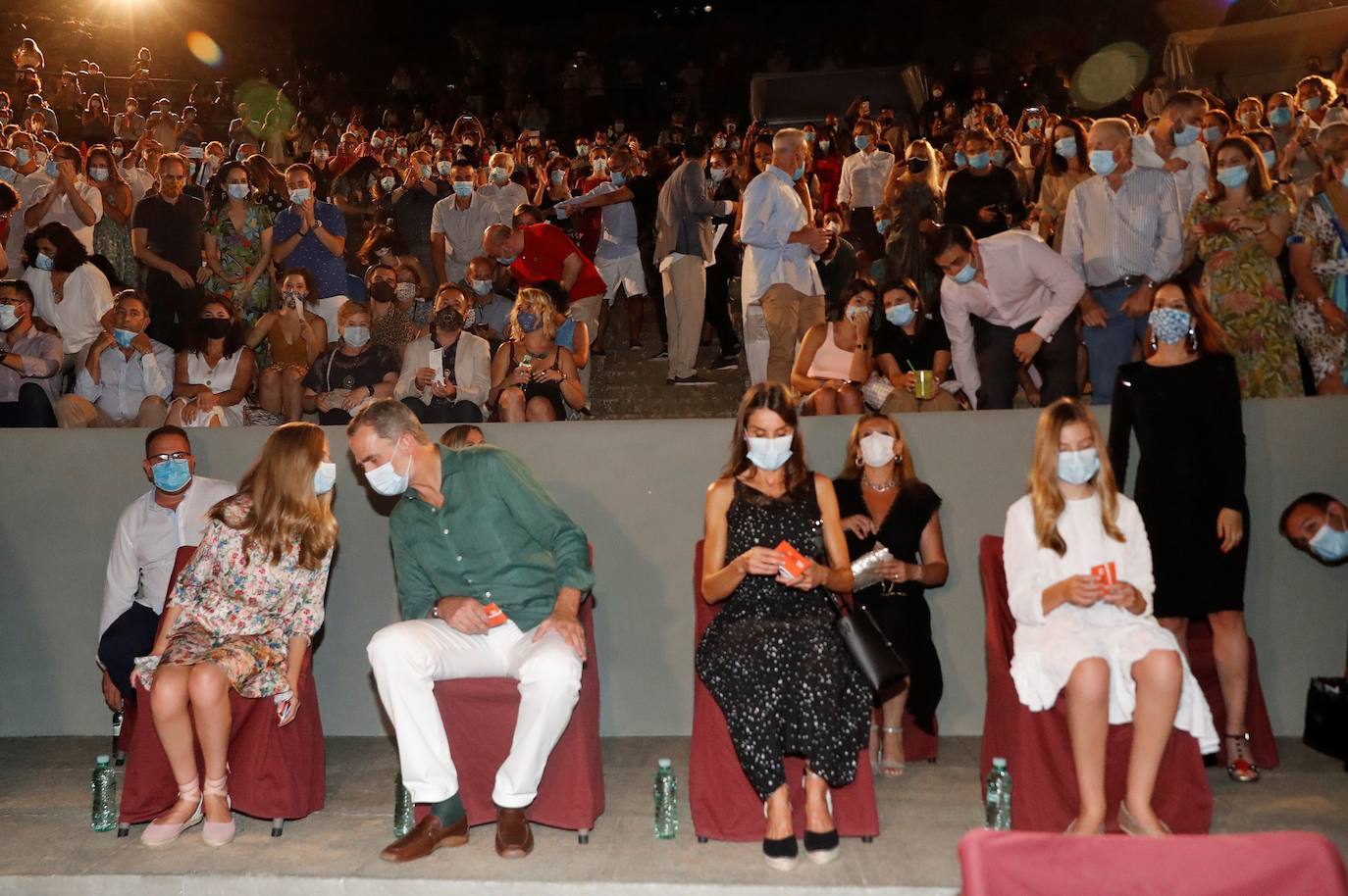 Los reyes y sus hijas han protagonizado este miércoles una visita a Mérida durante la que han asistido a la apertura del Festival de Teatro Clásico de esta ciudad y que ha servido para expresar su apoyo al turismo cultural y el teatro ante las dificultades que atraviesan por la pandemia de coronavirus. Esta visita forma parte de la gira autonómica que están realizando Felipe VI y doña Letizia tras levantarse el estado de alarma para mostrar su respaldo a instituciones y colectivos ante la situación a la que han tenido que hacer frente por la COVID-19.