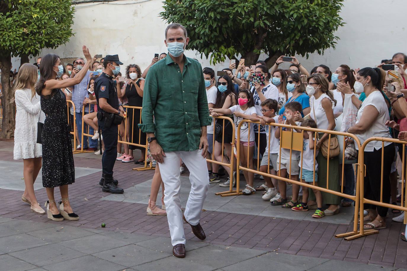 Los reyes y sus hijas han protagonizado este miércoles una visita a Mérida durante la que han asistido a la apertura del Festival de Teatro Clásico de esta ciudad y que ha servido para expresar su apoyo al turismo cultural y el teatro ante las dificultades que atraviesan por la pandemia de coronavirus. Esta visita forma parte de la gira autonómica que están realizando Felipe VI y doña Letizia tras levantarse el estado de alarma para mostrar su respaldo a instituciones y colectivos ante la situación a la que han tenido que hacer frente por la COVID-19.