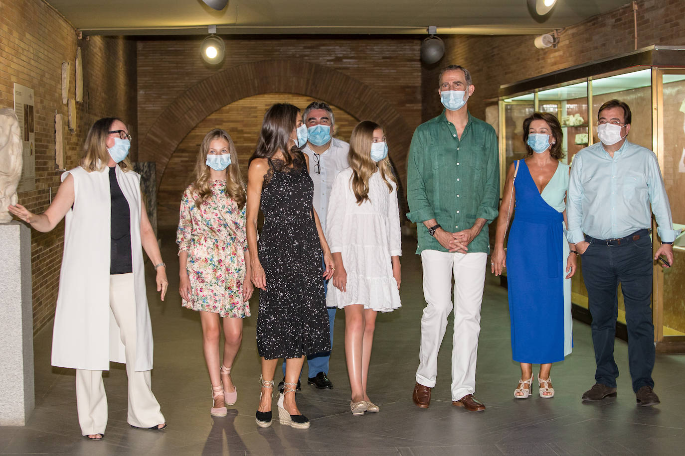 Los reyes y sus hijas han protagonizado este miércoles una visita a Mérida durante la que han asistido a la apertura del Festival de Teatro Clásico de esta ciudad y que ha servido para expresar su apoyo al turismo cultural y el teatro ante las dificultades que atraviesan por la pandemia de coronavirus. Esta visita forma parte de la gira autonómica que están realizando Felipe VI y doña Letizia tras levantarse el estado de alarma para mostrar su respaldo a instituciones y colectivos ante la situación a la que han tenido que hacer frente por la COVID-19.