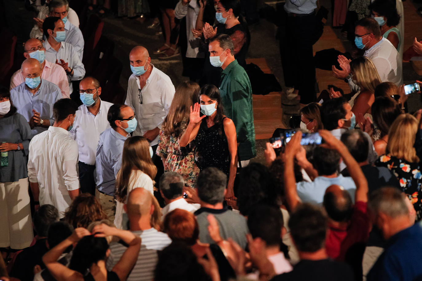 Los reyes y sus hijas han protagonizado este miércoles una visita a Mérida durante la que han asistido a la apertura del Festival de Teatro Clásico de esta ciudad y que ha servido para expresar su apoyo al turismo cultural y el teatro ante las dificultades que atraviesan por la pandemia de coronavirus. Esta visita forma parte de la gira autonómica que están realizando Felipe VI y doña Letizia tras levantarse el estado de alarma para mostrar su respaldo a instituciones y colectivos ante la situación a la que han tenido que hacer frente por la COVID-19.