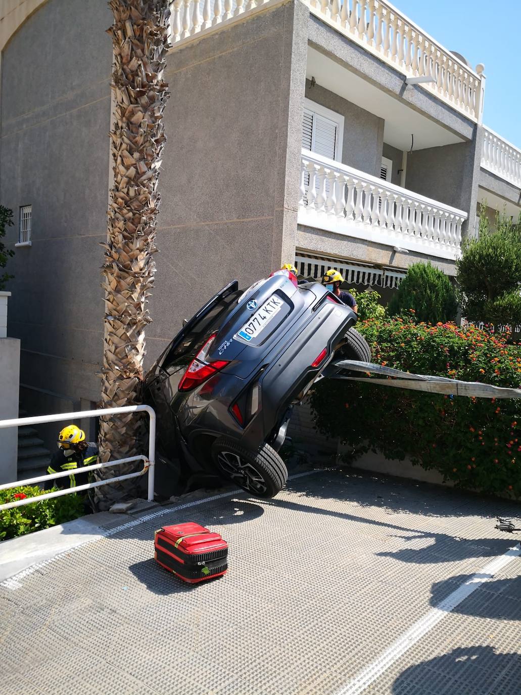 Un coche queda colgado en una urbanización de Alicante tras un fallo del conductor