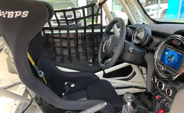 El interior cuenta con todo lo necesario para las carreras.