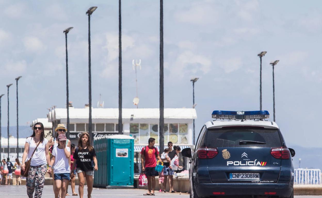 Una patrulla de la Policía Nacional vigila el paseo de la Playa de San Juan.