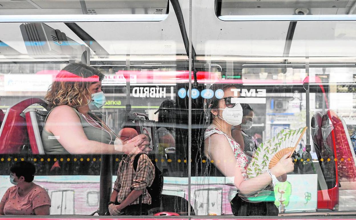 Un autobús de la EMT circula por Valencia. 