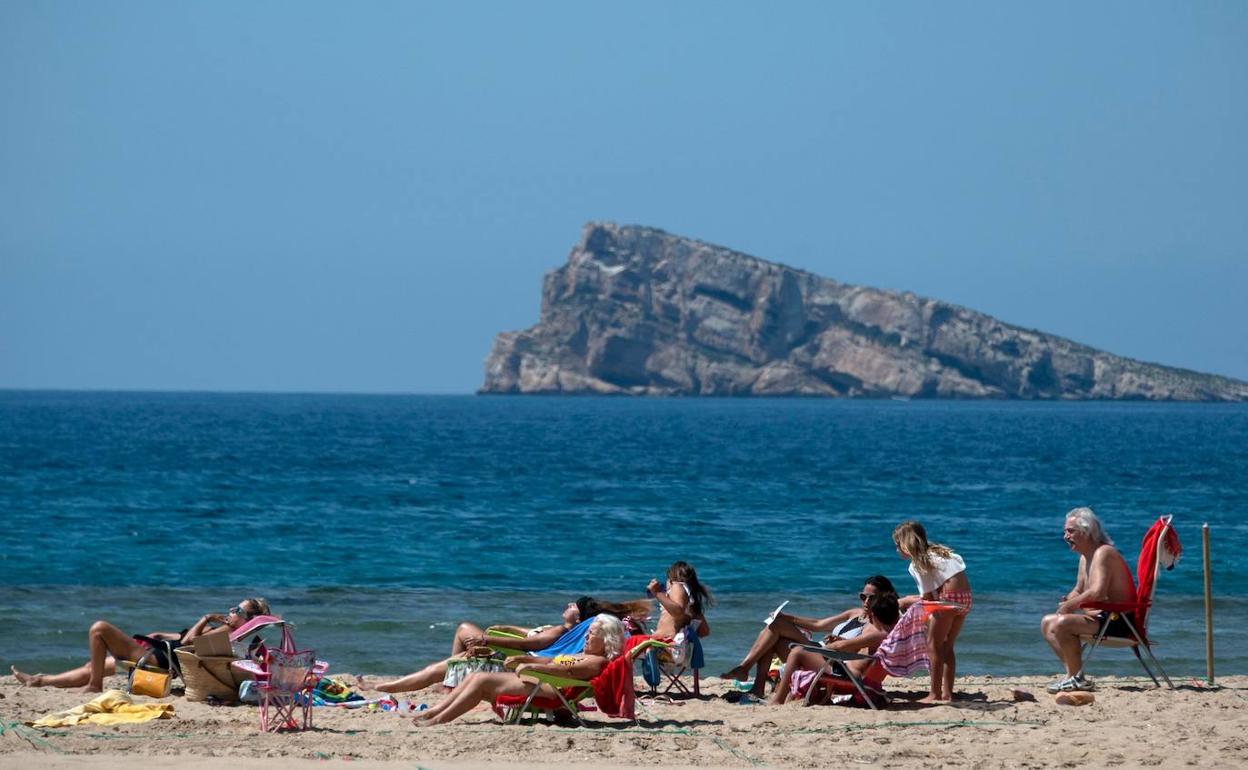 Varios turistas británicos toman el sol estos días en la playa de Poniente de Benidorm. 