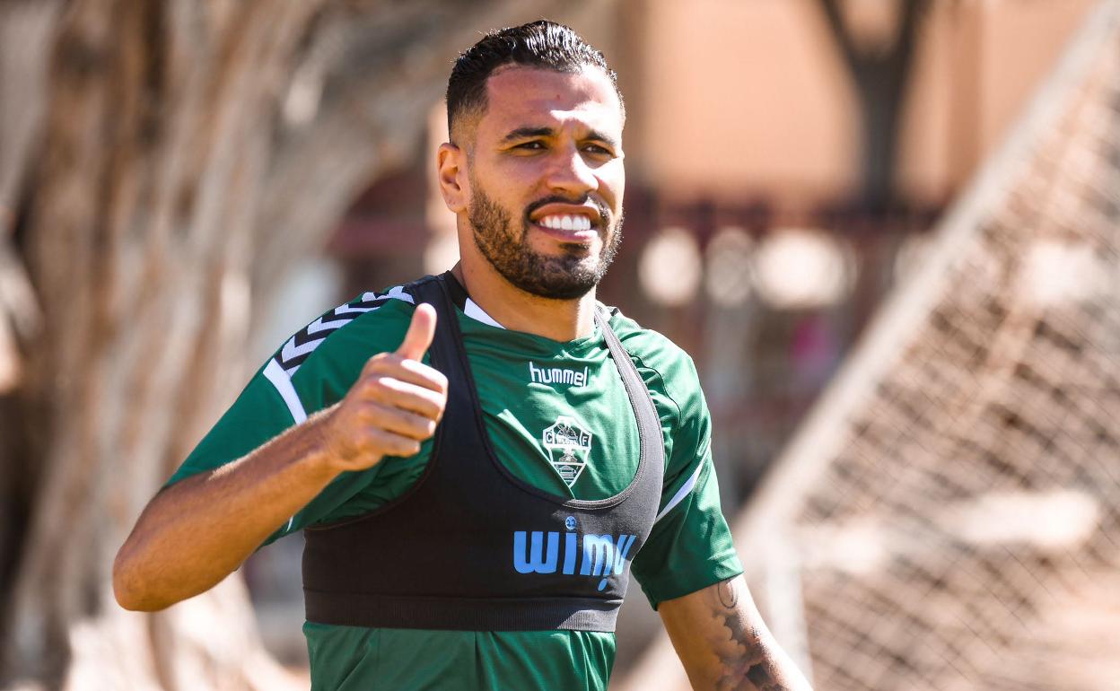 El delantero del Elche Jonathas, durante un entrenamiento con el Elche. 
