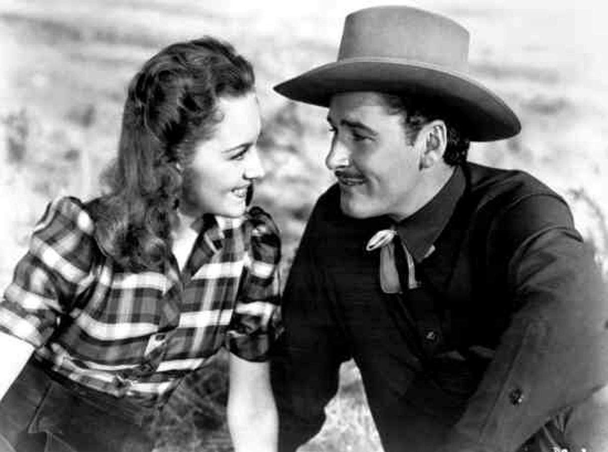 Olivia de Havilland y Errol Flynn, en una escena de la película "Dodge, ciudad sin ley"