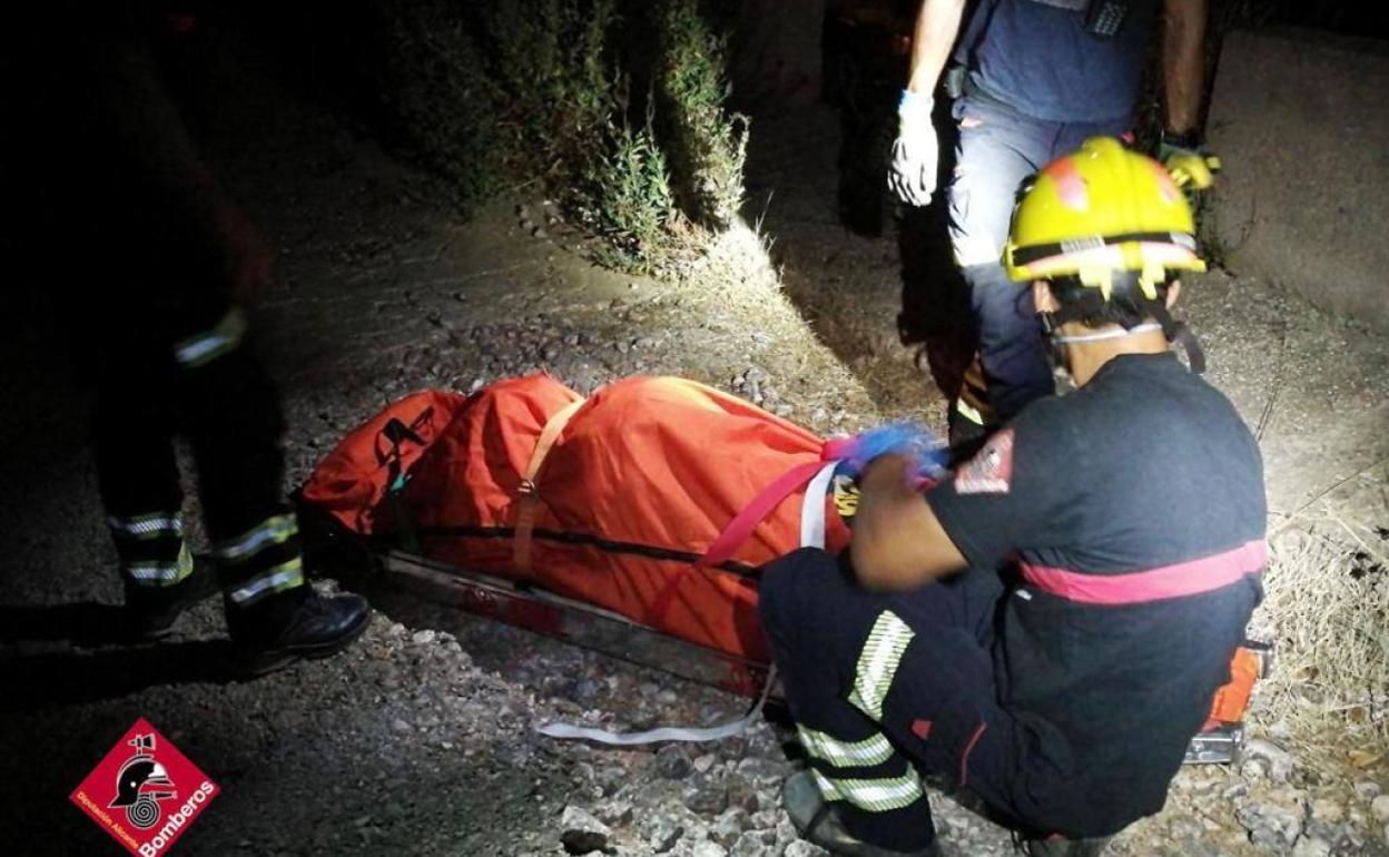 Los bomberos, tras inmovilizar a la mujer herida en Dénia. 