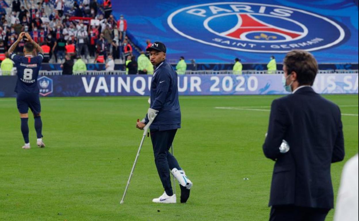 Kylian Mbappé, en muletas tras su lesión en la final de la Copa de Francia.