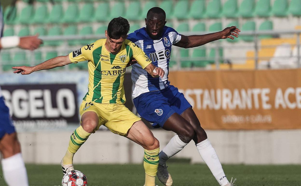 Pepelu protege el balón ante la presión de Moussa Marega durante un partido entre el Tondela y el Oporto.