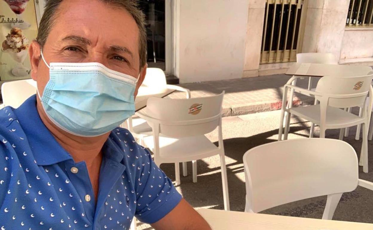 El alcalde, de Xirivella, Michel Montaner se ha hecho un selfie en un local afectado por un bulo. 