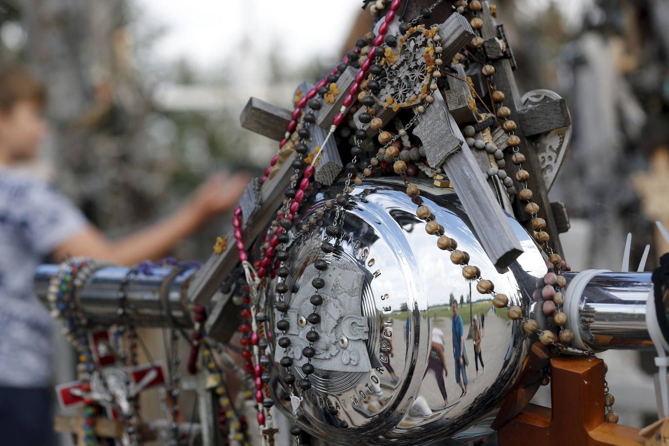 Situada en Lituania, a 12 kilómetros de la ciudad de Šiauliai, la Colina de las Cruces es uno de los lugares más populares del país y también de los más siniestros del mundo. Este santuario cuenta con miles de cruces puestas a lo largo de los años por católicos lituanos. La leyenda popular data la aparición de los crucifijos entre 1831 y 1863, tras dos rebeliones fallidas contra los zares de Rusia. Los familiares de las víctimas pusieron una cruz por cada uno de los caídos, pero con el tiempo estos objetos fueron multiplicándose hasta convertir el lugar en la impactante cumbre que es actualmente. 