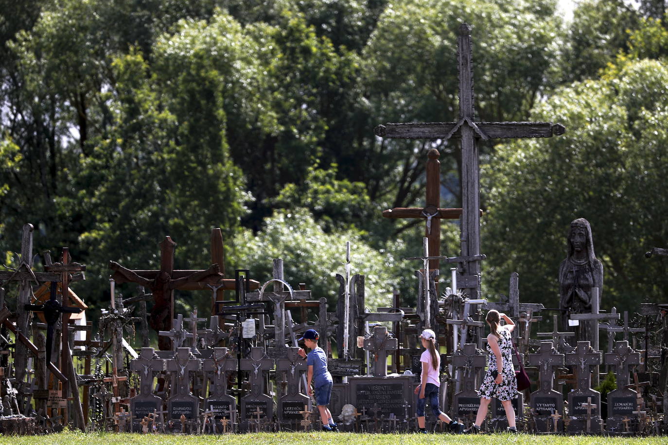 Situada en Lituania, a 12 kilómetros de la ciudad de Šiauliai, la Colina de las Cruces es uno de los lugares más populares del país y también de los más siniestros del mundo. Este santuario cuenta con miles de cruces puestas a lo largo de los años por católicos lituanos. La leyenda popular data la aparición de los crucifijos entre 1831 y 1863, tras dos rebeliones fallidas contra los zares de Rusia. Los familiares de las víctimas pusieron una cruz por cada uno de los caídos, pero con el tiempo estos objetos fueron multiplicándose hasta convertir el lugar en la impactante cumbre que es actualmente. 