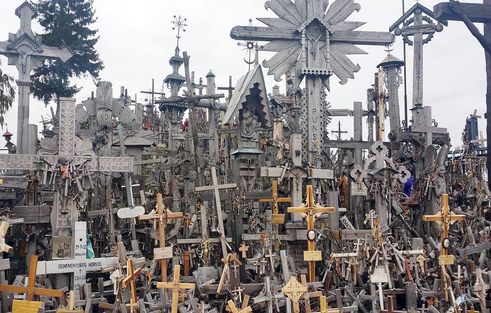 Situada en Lituania, a 12 kilómetros de la ciudad de Šiauliai, la Colina de las Cruces es uno de los lugares más populares del país y también de los más siniestros del mundo. Este santuario cuenta con miles de cruces puestas a lo largo de los años por católicos lituanos. La leyenda popular data la aparición de los crucifijos entre 1831 y 1863, tras dos rebeliones fallidas contra los zares de Rusia. Los familiares de las víctimas pusieron una cruz por cada uno de los caídos, pero con el tiempo estos objetos fueron multiplicándose hasta convertir el lugar en la impactante cumbre que es actualmente. 