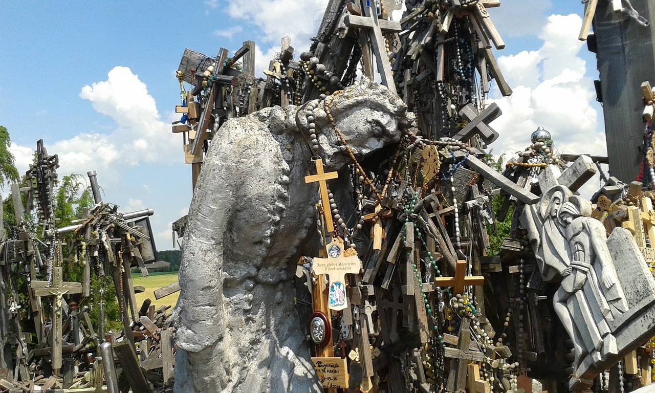Situada en Lituania, a 12 kilómetros de la ciudad de Šiauliai, la Colina de las Cruces es uno de los lugares más populares del país y también de los más siniestros del mundo. Este santuario cuenta con miles de cruces puestas a lo largo de los años por católicos lituanos. La leyenda popular data la aparición de los crucifijos entre 1831 y 1863, tras dos rebeliones fallidas contra los zares de Rusia. Los familiares de las víctimas pusieron una cruz por cada uno de los caídos, pero con el tiempo estos objetos fueron multiplicándose hasta convertir el lugar en la impactante cumbre que es actualmente. 