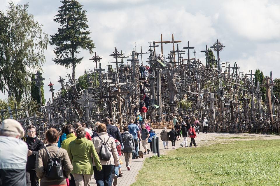 Situada en Lituania, a 12 kilómetros de la ciudad de Šiauliai, la Colina de las Cruces es uno de los lugares más populares del país y también de los más siniestros del mundo. Este santuario cuenta con miles de cruces puestas a lo largo de los años por católicos lituanos. La leyenda popular data la aparición de los crucifijos entre 1831 y 1863, tras dos rebeliones fallidas contra los zares de Rusia. Los familiares de las víctimas pusieron una cruz por cada uno de los caídos, pero con el tiempo estos objetos fueron multiplicándose hasta convertir el lugar en la impactante cumbre que es actualmente. 
