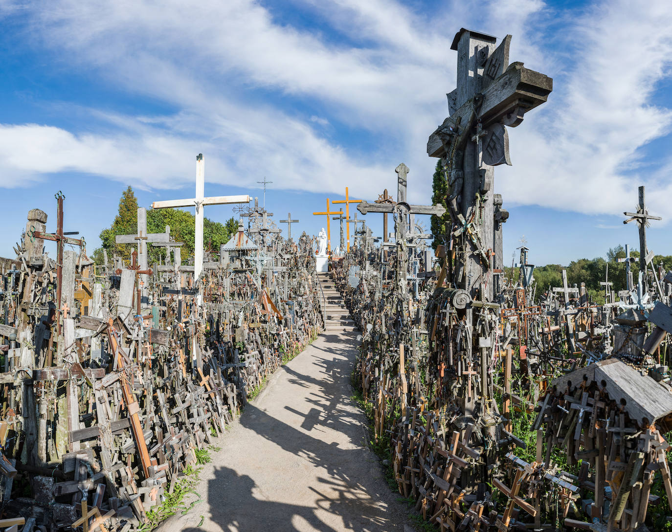 Situada en Lituania, a 12 kilómetros de la ciudad de Šiauliai, la Colina de las Cruces es uno de los lugares más populares del país y también de los más siniestros del mundo. Este santuario cuenta con miles de cruces puestas a lo largo de los años por católicos lituanos. La leyenda popular data la aparición de los crucifijos entre 1831 y 1863, tras dos rebeliones fallidas contra los zares de Rusia. Los familiares de las víctimas pusieron una cruz por cada uno de los caídos, pero con el tiempo estos objetos fueron multiplicándose hasta convertir el lugar en la impactante cumbre que es actualmente. 
