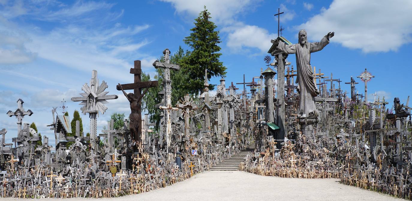Situada en Lituania, a 12 kilómetros de la ciudad de Šiauliai, la Colina de las Cruces es uno de los lugares más populares del país y también de los más siniestros del mundo. Este santuario cuenta con miles de cruces puestas a lo largo de los años por católicos lituanos. La leyenda popular data la aparición de los crucifijos entre 1831 y 1863, tras dos rebeliones fallidas contra los zares de Rusia. Los familiares de las víctimas pusieron una cruz por cada uno de los caídos, pero con el tiempo estos objetos fueron multiplicándose hasta convertir el lugar en la impactante cumbre que es actualmente. 