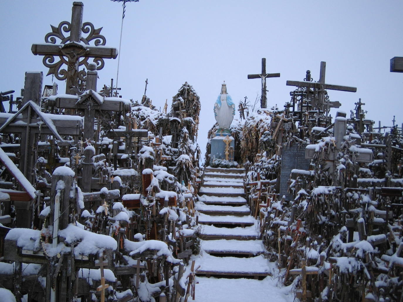 Situada en Lituania, a 12 kilómetros de la ciudad de Šiauliai, la Colina de las Cruces es uno de los lugares más populares del país y también de los más siniestros del mundo. Este santuario cuenta con miles de cruces puestas a lo largo de los años por católicos lituanos. La leyenda popular data la aparición de los crucifijos entre 1831 y 1863, tras dos rebeliones fallidas contra los zares de Rusia. Los familiares de las víctimas pusieron una cruz por cada uno de los caídos, pero con el tiempo estos objetos fueron multiplicándose hasta convertir el lugar en la impactante cumbre que es actualmente. 
