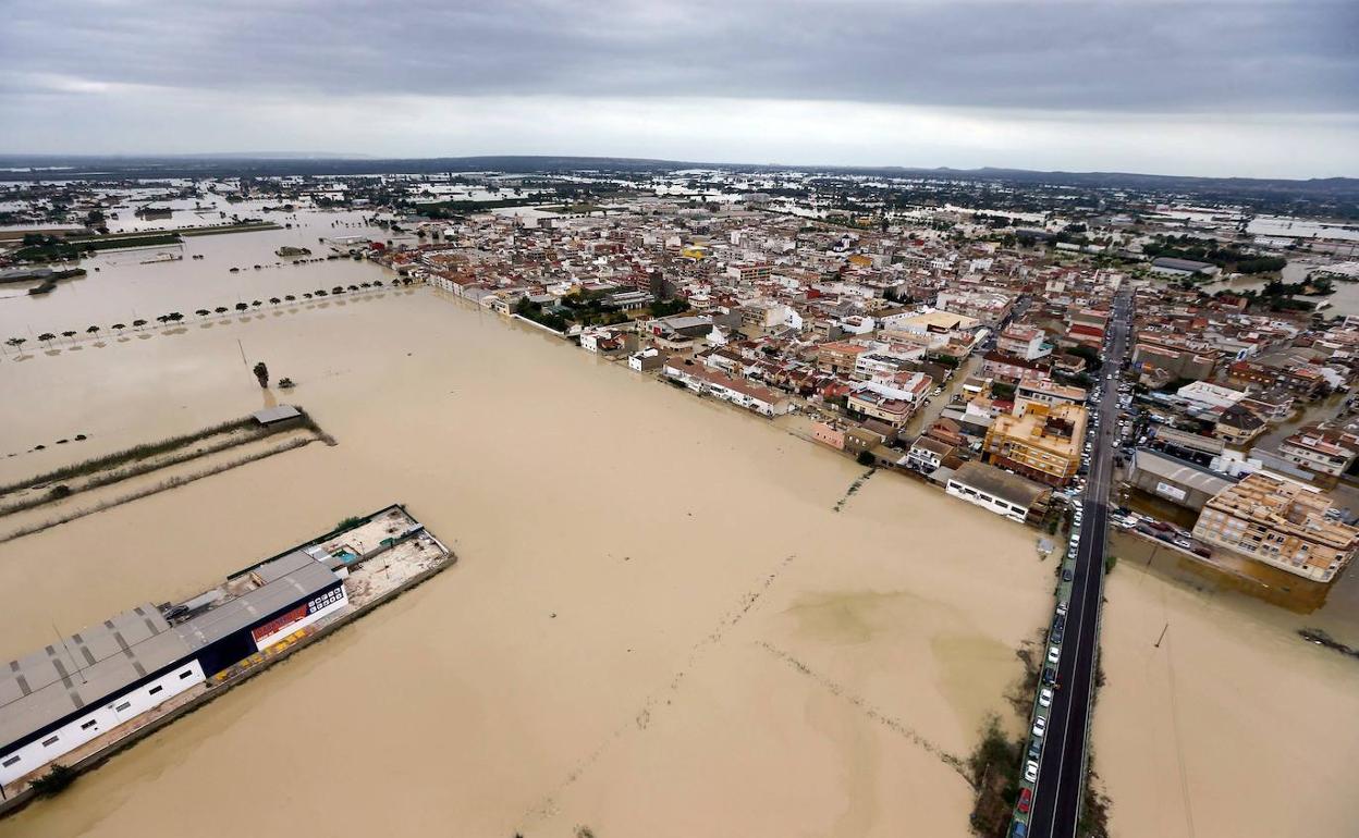 Imagen aérea de la ciudad de Dolores, inundada a causa del desbordamiento del río Segura por la Gota Fría. 