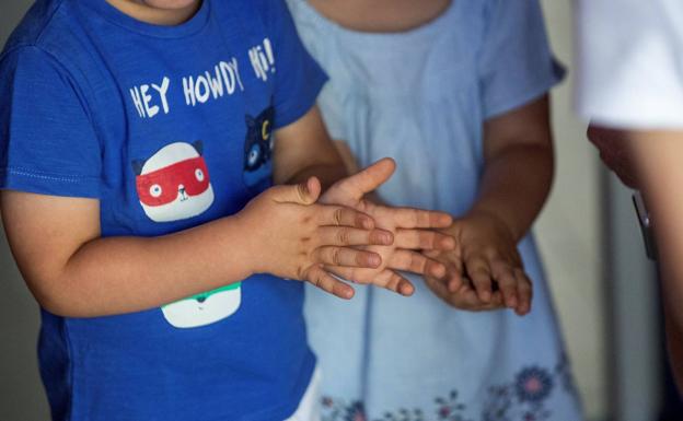 Alertan sobre efectos secundarios del uso de geles hidroalcohólicos en niños