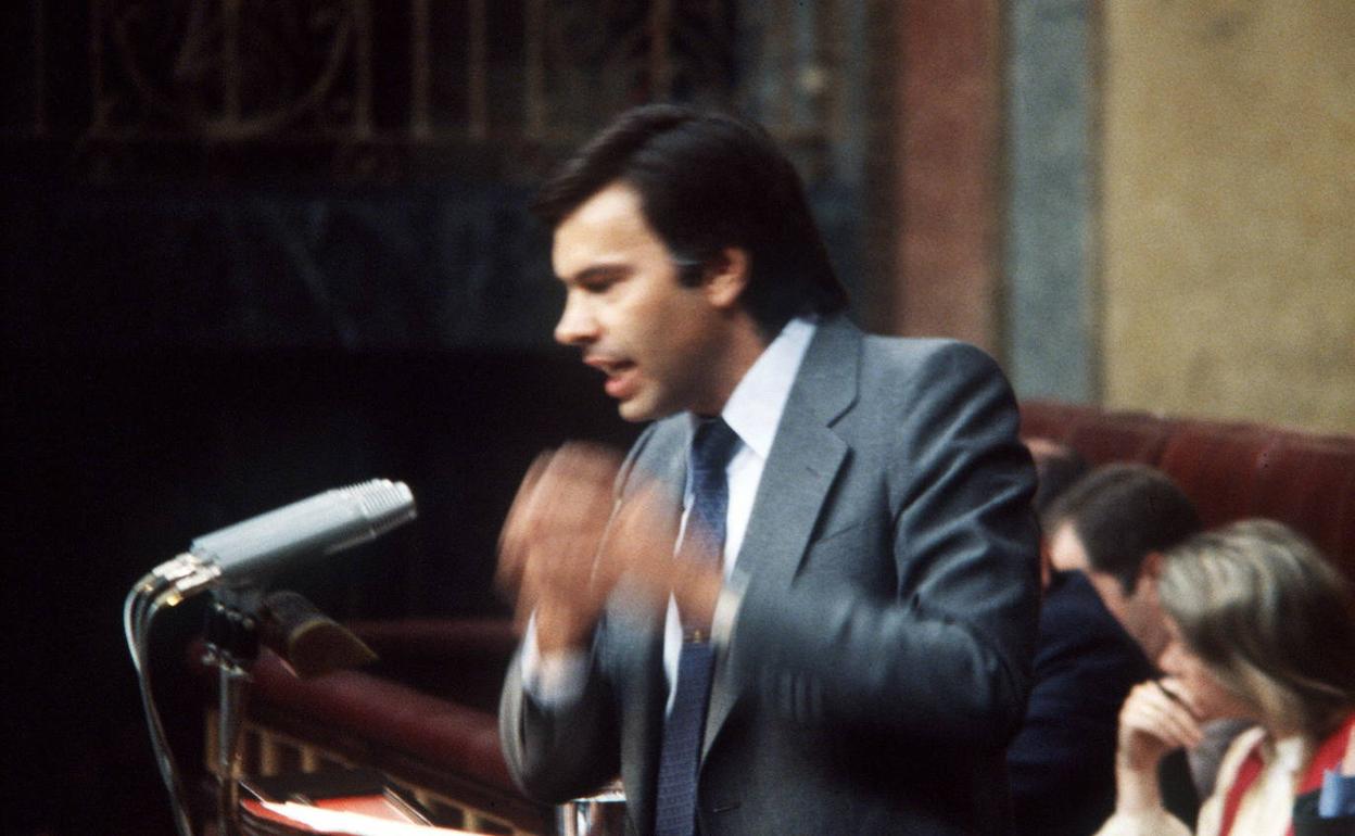 Felipe González, diputado socialista, durante el debate parlamentario sobre la moción de censura al Gobierno del Presidente Adolfo Suárez, en 1980. 