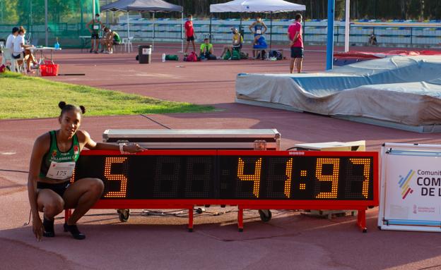 Salma Paralluelo posa con su marca en 300m vallas.