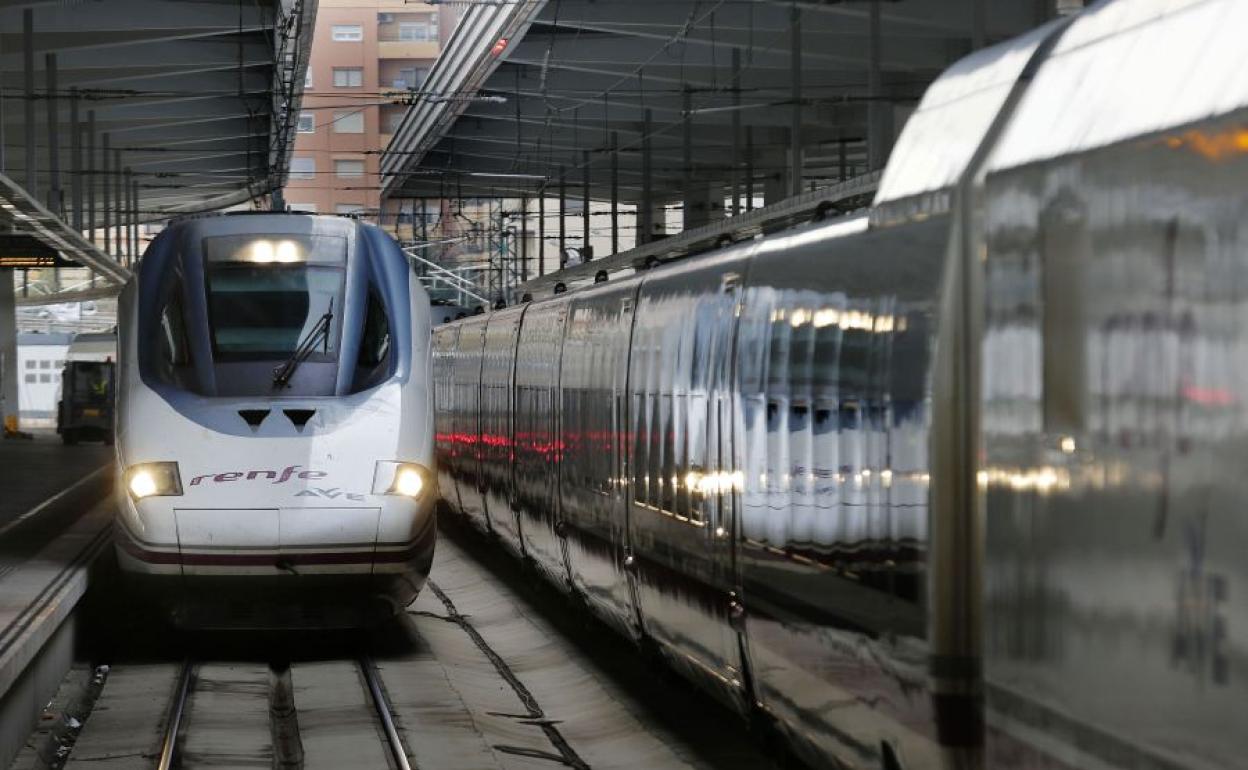 AVE en la Estación Joaquín Sorolla de Valencia.